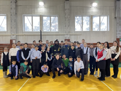 В День героев Отечества представитель следственного управления СК России и сотрудники МЧС встретились с юными якутянами