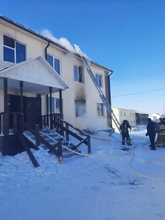 В поселке Жиганск проводится процессуальная проверка по факту обнаружения тела мужчины при тушении пожара в жилом доме и смерти женщины, эвакуированной  в медицинское учреждение